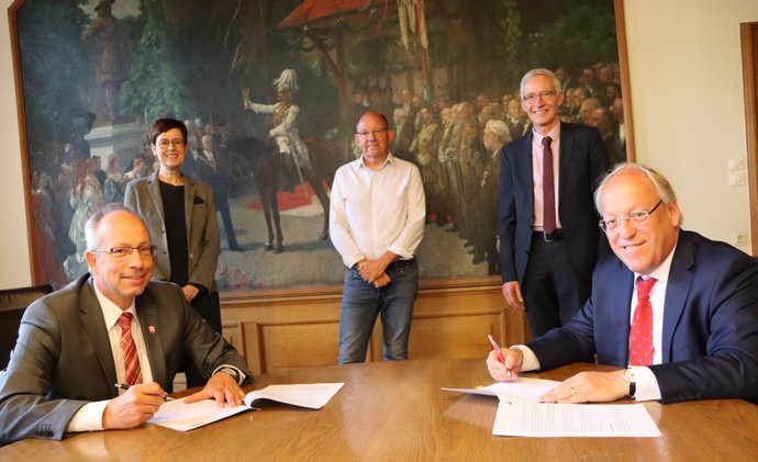 LWL-Direktor Matthias Löb (vorne v.l.) und Bielefelds Oberbürgermeister Pit Clausen unterzeichneten die Vereinbarung im Beisein von LWL-Schul- und Jug