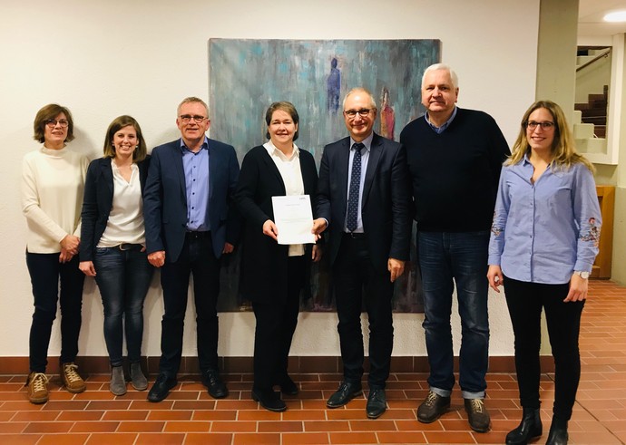 Der Kooperationsvertrag ist unterzeichnet: (v.l.) Birgit Gausling, Birgit Kleinfeld (beide Jugendförderung Jugendamt Stadt Ahaus), Wilfried Hollekamp
